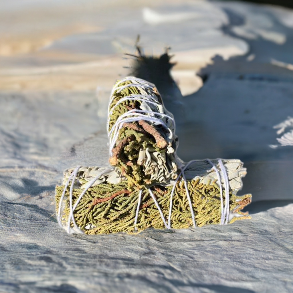 Weisser Salbei Smudge Stick mit Wacholderspitzen (Salvia apiana) Weisser Salbei Smudge Stick mit Wacholderspitzen (Salvia apiana)